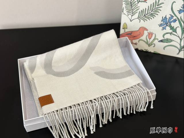 配盒 罗意威围巾 嗨！寒冷的冬天来了，是时候为你的穿搭加上一抹亮色！这款围巾简直太魔法了，不仅能保暖还能让你立即成为时尚焦点！搭配外套、毛衣或裙子都超好看。马上