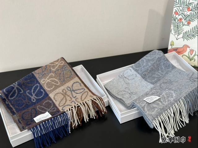 配盒 罗意威围巾 嗨!寒冷的冬天来了,是时候为你的穿搭加上一抹亮色!这款围巾简直太魔法了,不仅能保暖还能让你立即成为时尚焦点!搭配外套、毛衣或裙子都超好看。马上 配盒 罗意威围巾 嗨!寒冷的冬天来了,是时候为你的穿搭加上一抹亮色!这款围巾简直太魔法了,不仅能保暖还能让你立即成为时尚焦点!搭配外套、毛衣或裙子都超好看。马上