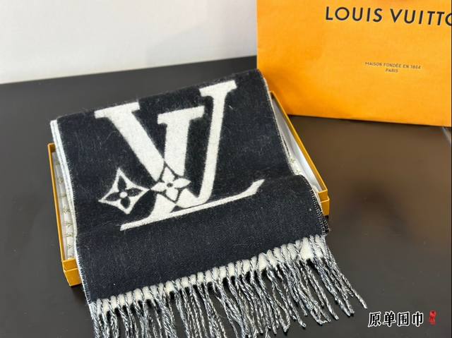配盒 Lv围巾 嗨！寒冷的冬天来了，是时候为你的穿搭加上一抹亮色！这款围巾简直太魔法了，不仅能保暖还能让你立即成为时尚焦点！搭配外套、毛衣或裙子都超好看。马上试