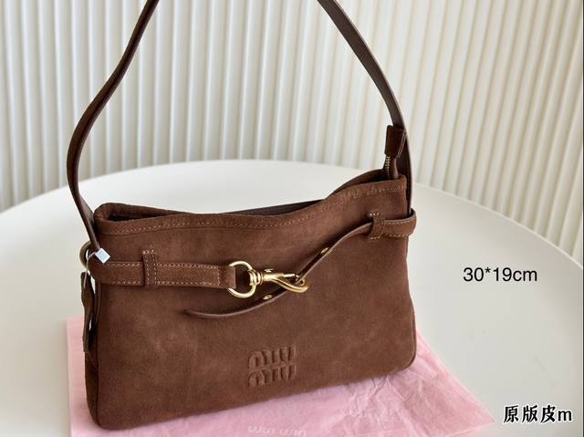 折叠盒 尺寸30*19 缪缪miumiu 手提包 轻轻松松高级感 包包手感巨好容量也很不赖 简单却又不失华丽 不要觉得会炸眼太高调了什么的 根本不会！ 在你的精