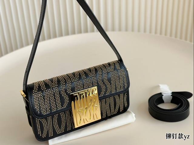 Dior这款腋下包太好背 一直很喜欢横版的包包 单肩背放在腋下长度刚刚好很舒适 横版的放手机和粉饼之类的 容量又比较大很好装东西 Miss Dior有很多颜色和