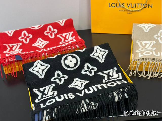 配盒 Lv围巾 嗨！寒冷的冬天来了，是时候为你的穿搭加上一抹亮色！这款围巾简直太魔法了，不仅能保暖还能让你立即成为时尚焦点！搭配外套、毛衣或裙子都超好看。马上试