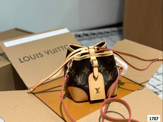 Lv小烧卖 让人不法抗拒的精致小包 这几年可谓是小包当道不过说到小包，就不得不提被欧阳娜娜徒手带火的lv小烧卖o 沿不说别的，光是颜值就让人无法抗拒，而且实物超