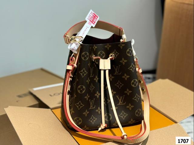 配盒 Size：21*21Cm L家 Bb Neonoe小水桶 上身简直不要太好看 斜挎、单肩、手拎！ 全钢五金noe水桶 新尺寸真的很nice 搜索lv 水桶