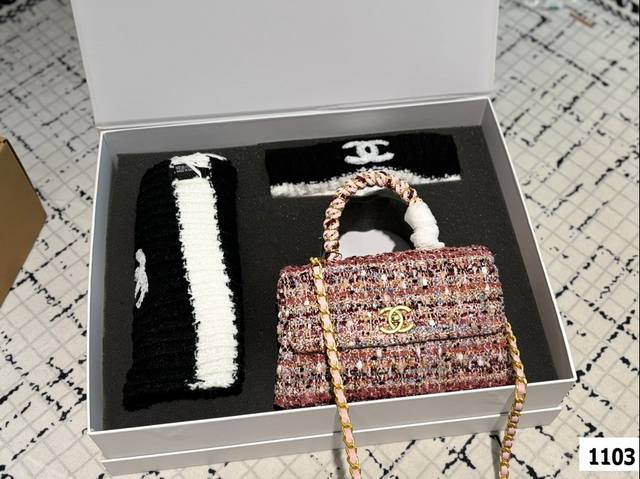 配折叠盒子 香奈儿chanel 套盒 配围巾 帽子 完全是给你惊喜的程度 背上身就是亮眼的小仙女一枚 优雅时尚就是它的代名词了吧 靓丽氛围感十足的毛呢材质，容量