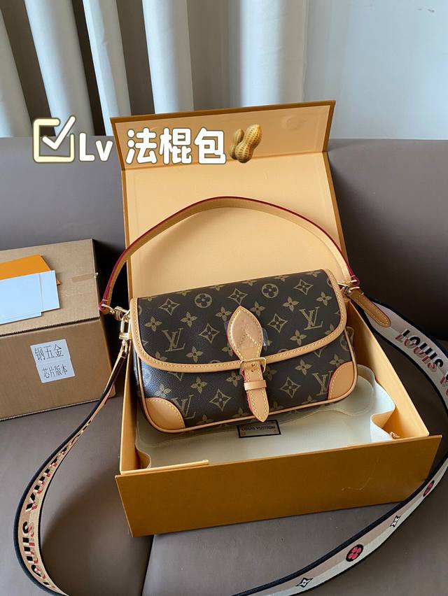 全套包装礼盒 Lv 法棍包 它是有两条肩带组成的，一条是牛皮的肩带，另一个呢是跟speedy20一样的刺绣宽肩带 真的是复古又时尚 尺寸25*16
