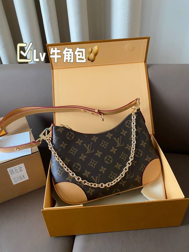 配折叠礼盒飞机盒 Lv 牛角包 最新断货王，听我的一定要入，已经帮你们去对比过了，直接省了一万多的最新牛货！柜上最新款，最最最好看的新款牛角包！！ ！ 包型中等