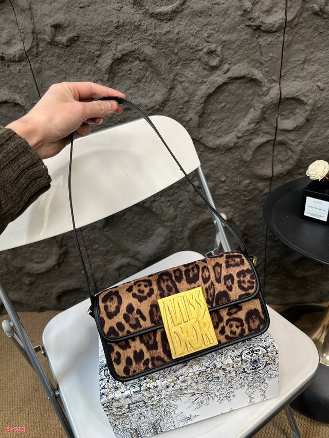 配折叠盒 迪奥dior豹纹腋下包 无论是走到哪里都是至亮丽的风景， 秋冬季新品超火爆豹纹来袭！ 迷幻~~大胆又创新，无论是搭配休闲还是晚装，都hin 合适哦！