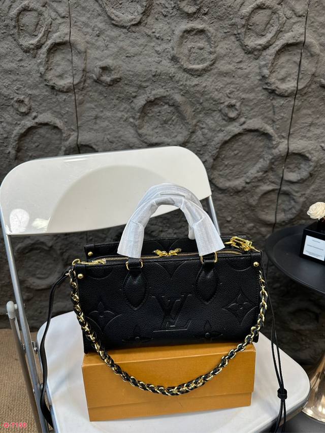 配折叠盒 Lv路易威登onthego丛林横版托特包 新款更加精致，新增了拉链！ 整体包型硬挺，材质硬朗不软塌！！ 宽肩带可调节拆卸， 减龄同时又增加了几分俏皮感