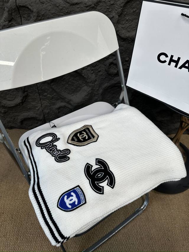 全套包装 香奈儿围巾真的相当的百搭，上身气质 Upup上身效果气场非常强大！这款围巾的效果很特别，手感柔软成色有质感，面料厚实保暖，版型更是非常有型