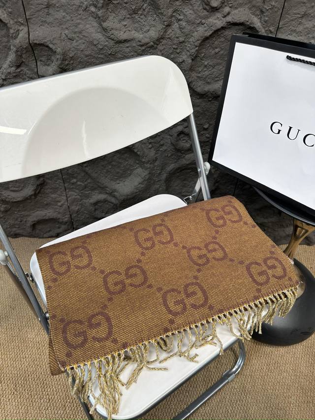 全套包装 酷奇gucci围巾真的相当的百搭，上身气质 Upup上身效果气场非常强大！这款围巾的效果很特别，手感柔软成色有质感，面料厚实保暖，版型更是非常有型