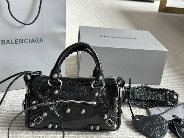 配盒 Size：22*12Cm 巴黎世家le Duffle Bag枕头包 致敬经典机车包系列重磅新款 不要泰可爱了吧 小小只百搭神器 Mini Size！ 可调