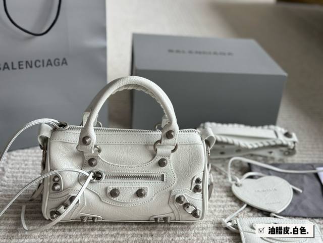 配盒 Size：22*12Cm 巴黎世家le Duffle Bag枕头包 致敬经典机车包系列重磅新款 不要泰可爱了吧 小小只百搭神器 Mini Size！ 可调