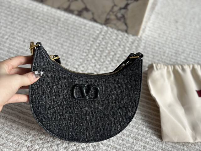 折叠礼盒 Valentino 华伦天奴loco 绝美仙女必备 也太好看了叭 手提单肩包 解锁时尚魅力 可盐可甜 整条街最靓的女孩 尺寸 20 13Cm