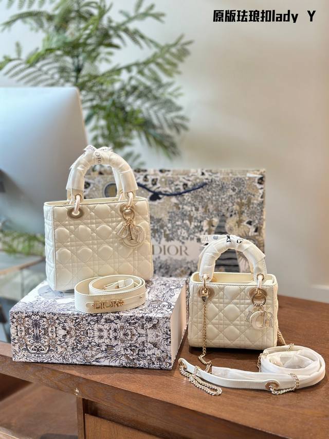 珐琅扣 迪奥的戴妃包有着独特的魅力，每一款都承载着历史与故事围。 它们的设计经典又时尚，历经岁月的洗礼，依然散发着迷人的光芒设。 害无论是优雅的lady Dio