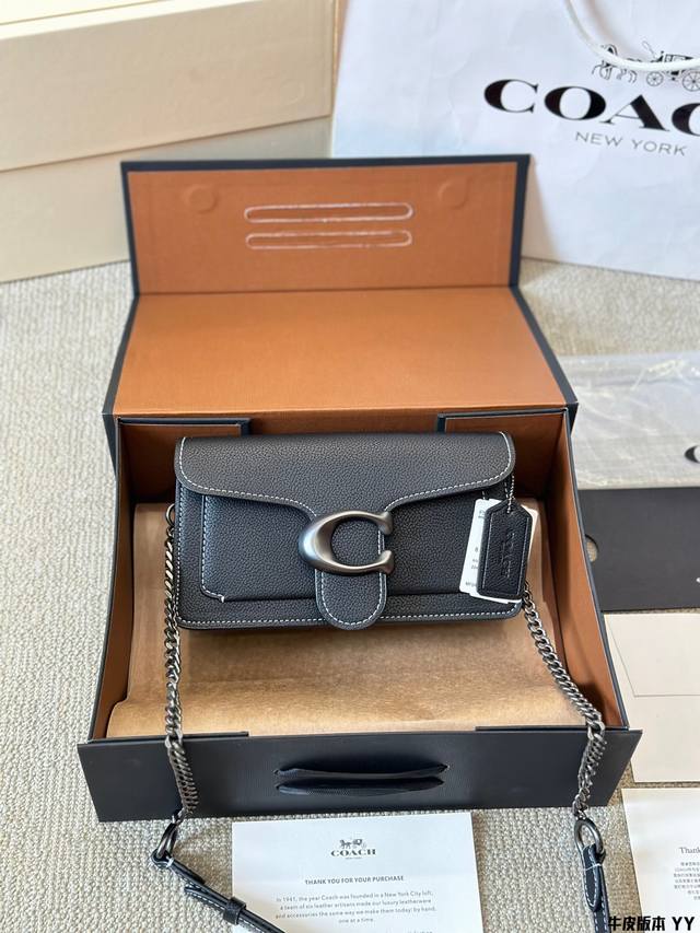 牛皮版本 Coach Tabby 20链条酒神包 一直很受欢迎的tabby 系列出了小号啦 Tabby20 的新版酒神包 大小更加适合日常小量需求的肩带由链条拼