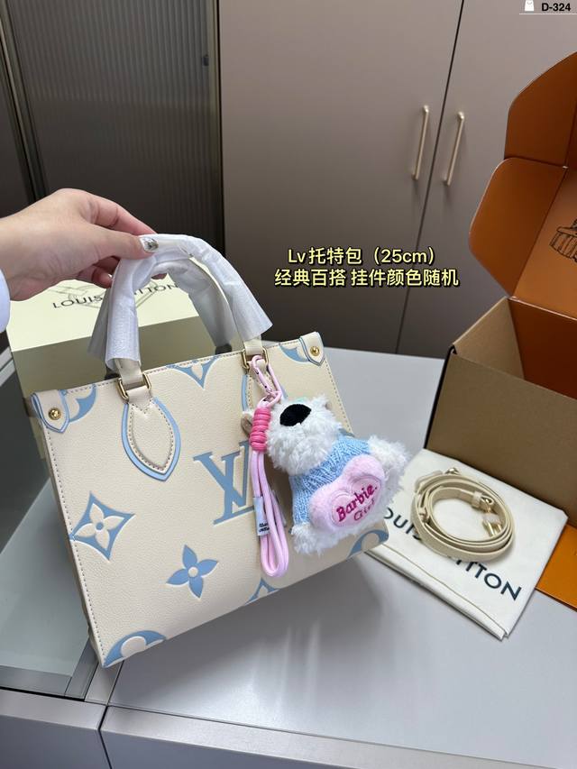挂件颜色随机 Lv Onthego Bb丛林托特包 让我们一起来迎接秋天吧 路易威登lv 老花 Logo Onthego 作为经典款之一，它是有绝对的优势 D-