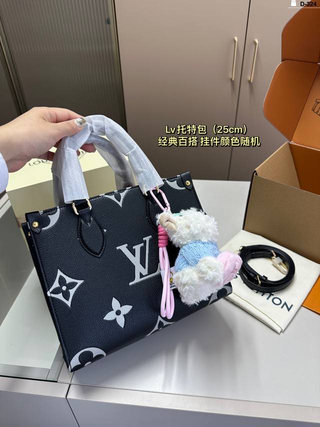 挂件颜色随机 Lv Onthego Bb丛林托特包 让我们一起来迎接秋天吧 路易威登lv 老花 Logo Onthego 作为经典款之一，它是有绝对的优势 D-