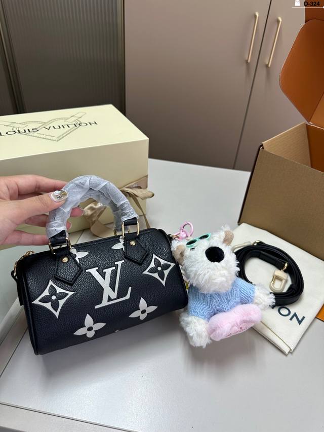 挂件颜色随机 Lv Speedy枕头包 满足日常需求上 搭配了精致小巧可自行多种穿戴方式的配饰 经典重现 轻便又时尚 D-324尺寸17.8.10折叠盒
