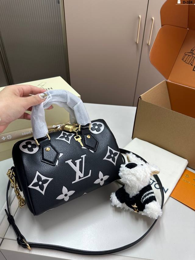 挂件颜色随机 Lv Speedy20枕头包 满足日常需求上 搭配了精致小巧可自行多种穿戴方式的配饰 经典重现 轻便又时尚 D-324尺寸20.10.13折叠盒