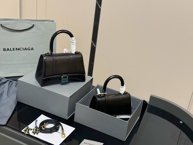 配折叠盒加飞机盒 巴黎世家沙漏包升级版 头层牛皮！ 真的超养眼！ Hourglass 牛皮沙漏包 尺寸: 23.15Cm 19.13Cm