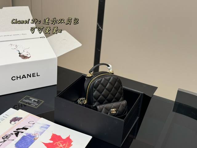 全套包装 Size：13*18Cm 香奈儿24C新款双肩包 这季炒鸡可爱的小双肩 ！看着很小容量还挺大背法也有很多种非常 Nice 黑色荔枝牛皮简直完美