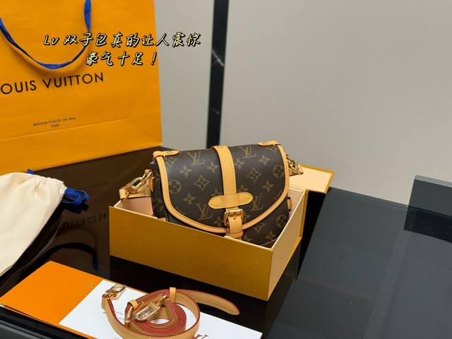 配折叠盒 Size：20.15Cm Lv 新款 Bb双子星邮差包！ Saumur 百搭 长肩带！ 统统都有！！