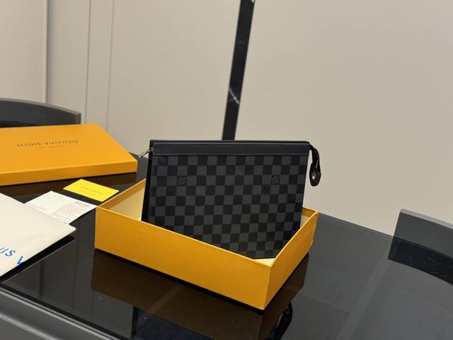 配盒 Size:27*20Cm Lv手包 男女通用哦 Lv大手包 洗漱包 能放手机 平板电脑 原版内里,搭配牛皮! 配盒 Size:27*20Cm Lv手包 男女通用哦 Lv大手包 洗漱包 能放手机 平板电脑 原版内里,搭配牛皮!