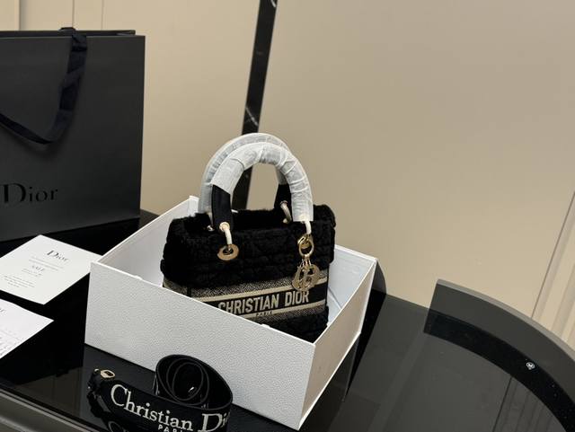 配折叠盒 Size：24*20Cm 迪奥 刺绣戴妃包 现代休闲且优雅 刺绣宽肩带 特别！特别！！！