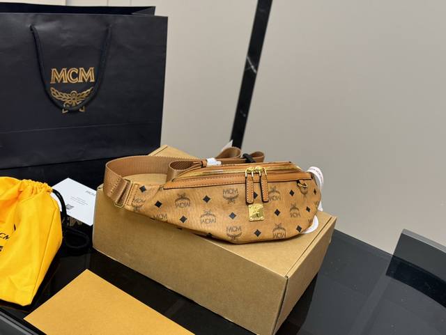 配飞机盒 Mcm胸包 男女通用情侣款哦 休闲度假旅游必备很好的解放双手！ 代购级别 最高版本！ 尺寸：30.11Cm