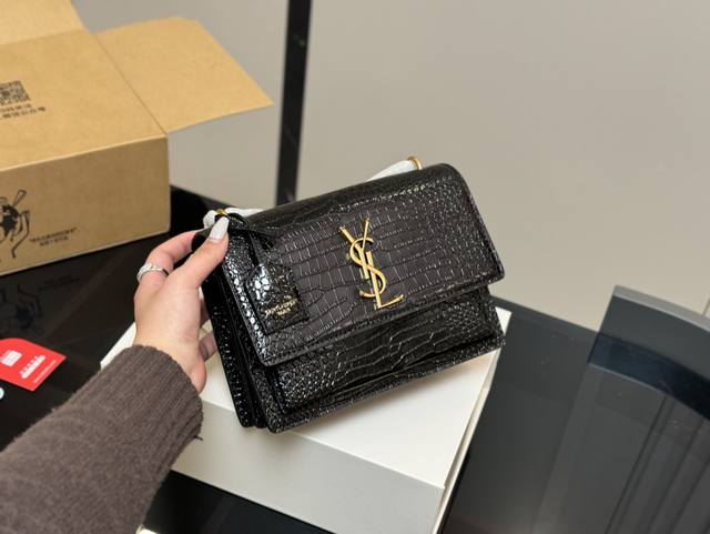 牛皮版本 配全套包装 圣罗兰王子文同款 无敌经典款牙签纹sunset日落包原厂皮版本！ 出了这么长时间热度依然不减， 可见它受人喜欢的程度非同一般！ 力求无穷大