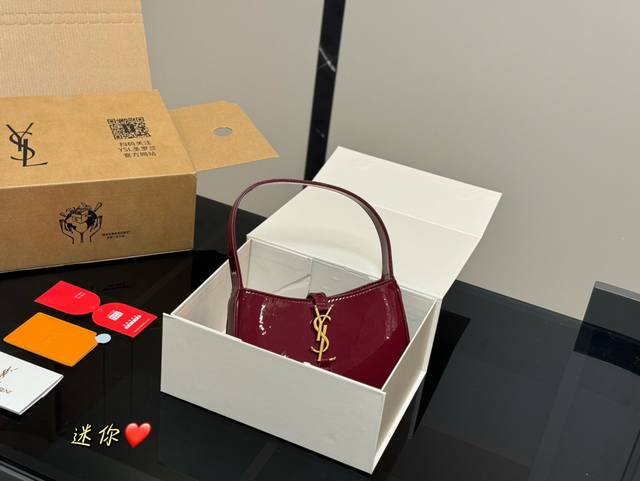 配折叠盒飞机盒 属于它的季节 尺寸:20.11Cm Ysl腋下包 很好看啊啊啊 这款绝对是腋下包的鼻祖！ 圣罗兰牛皮品质！ 太staly！