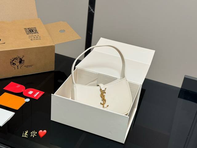 配折叠盒飞机盒 属于它的季节 尺寸:20.11Cm Ysl腋下包 很好看啊啊啊 这款绝对是腋下包的鼻祖! 圣罗兰牛皮品质! 太staly! 配折叠盒飞机盒 属于它的季节 尺寸:20.11Cm Ysl腋下包 很好看啊啊啊 这款绝对是腋下包的鼻祖! 圣罗兰牛皮品质! 太staly!