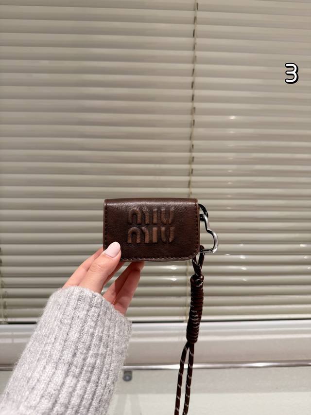 礼盒包装 缪缪零钱包 Miu家又出了新款小废包啦百搭的神啊 Miumi*秀款限定绑带翻盖腋下包 可做钱包用，可做包挂可搭配绑绳立马变身腋下包宝藏包包 尺寸：8.