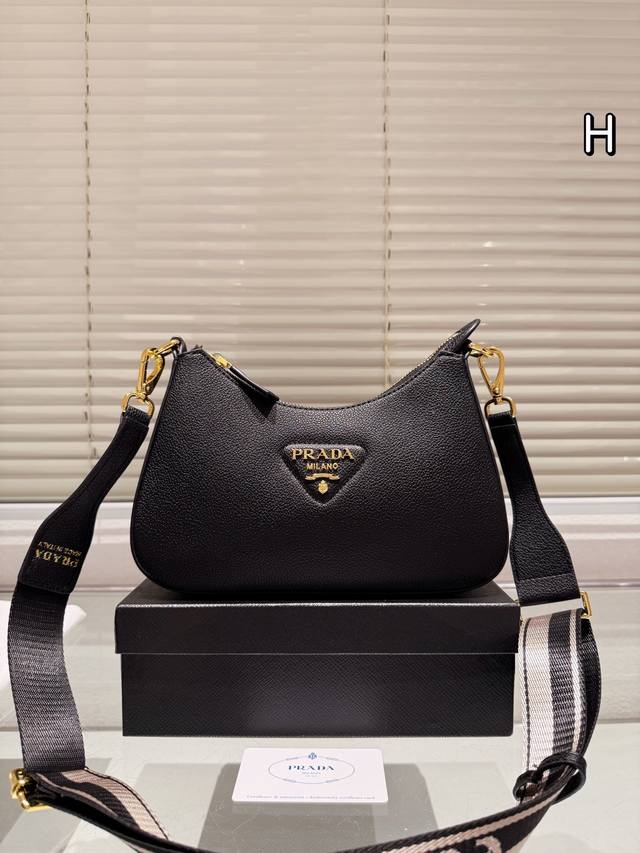 配盒尺寸24.13 普拉达 斜挎包 Prada 搭配新款的复古绒面皮革手袋，整体穿搭精致度拉满，装饰的链子非常亮眼~