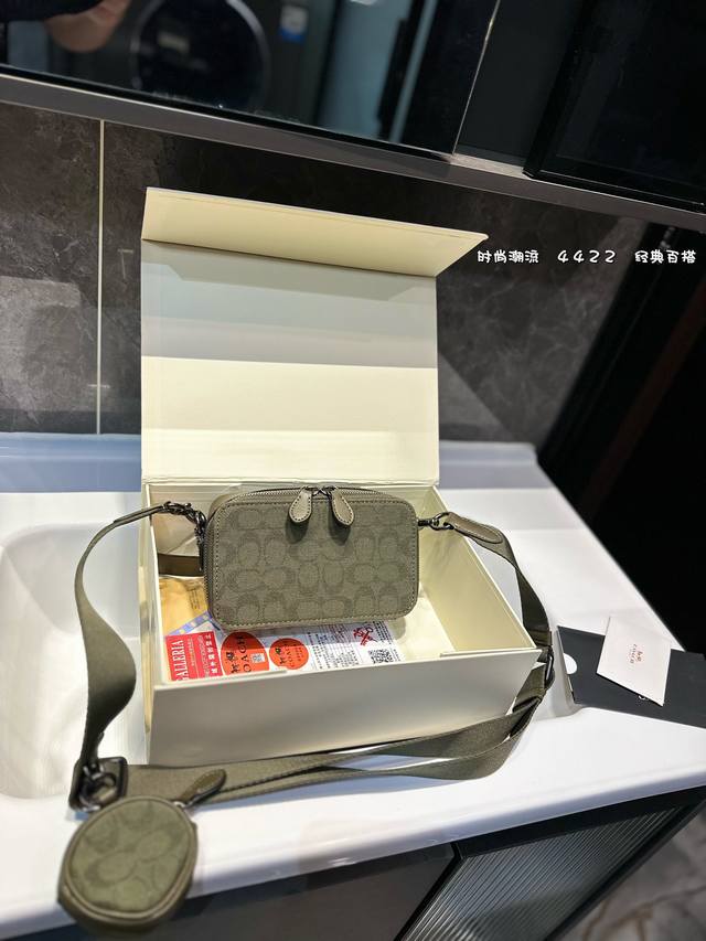 礼盒包装 男士相机包 Coach水洗布 男士主题就是－复古！经典的相机包－老花图案的coach斜挎包全新的水洗帆布 充满复古的色彩水洗布面料精致耐磨 尺寸19*