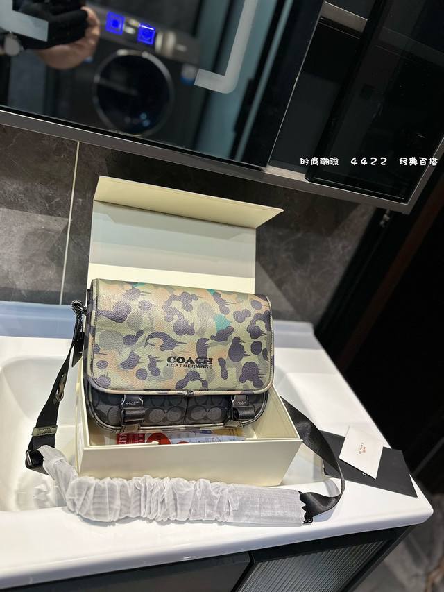 礼盒包装 蔻驰男士邮差包蔻驰以经典邮差风格为设计，搭配了品牌的印花元素，打造便携舒适的包包，采用帆布设计，使其背上更轻便 27*19