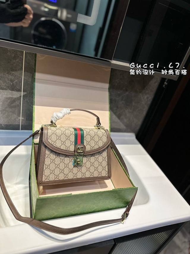 礼盒包装 Gucci Ophidia系列，百搭之王方形复古造型融合品牌经典条纹织带和双g造型配件，配件灵感源自70年代gucci典藏腰带搭扣设计，经现代美学演绎