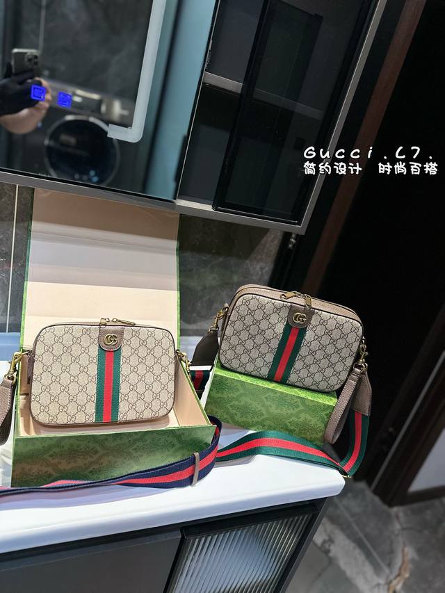 礼盒包装 Gucci相机包老花开春各大品牌初夏新款陆续上市啦 Gucci 的热门货 1955马鞍包这只是mini Size的以前有棕老花、牛仔、以及全皮单色的。