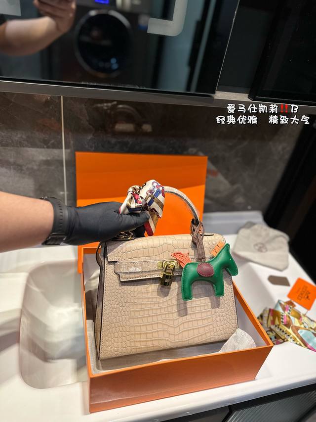 礼盒包装 爱马仕 鳄鱼纹凯莉包时尚,材质进口,喜欢这个款式的美妞们,必须拿下啦,原版开模定制出货,五金带logo 对版纹路开料制作,名媛优雅高贵 尺寸:25*1 礼盒包装 爱马仕 鳄鱼纹凯莉包时尚,材质进口,喜欢这个款式的美妞们,必须拿下啦,原版开模定制出货,五金带logo 对版纹路开料制作,名媛优雅高贵 尺寸:25*1