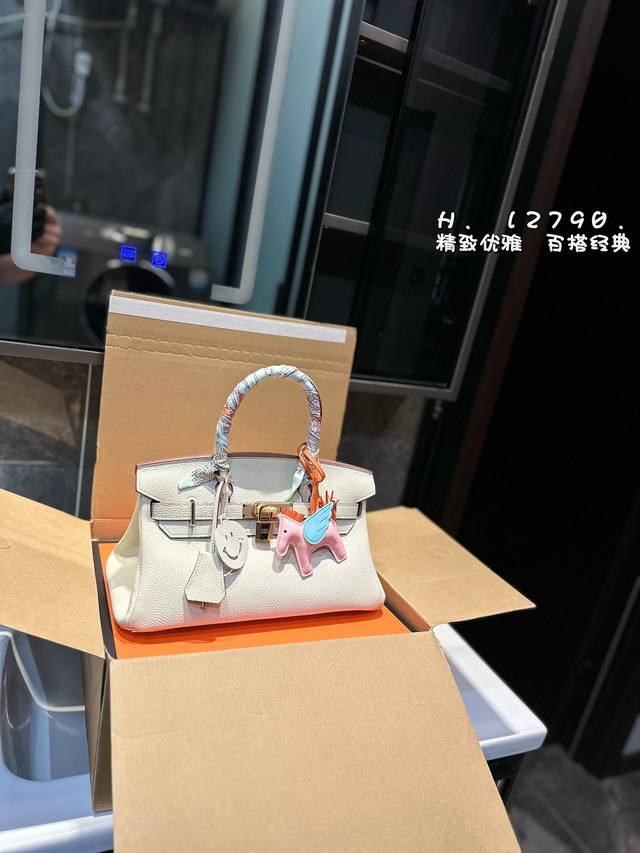 礼盒包装 爱马仕铂金包 背铂金包的季节来啦 尺寸32*17Cm 金扣!原版品质 礼盒包装 爱马仕铂金包 背铂金包的季节来啦 尺寸32*17Cm 金扣!原版品质