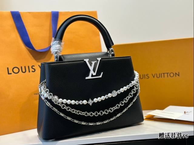 折叠盒 Lvcapucines 贵妇包 牛皮,金色扣五金,超繁琐制作工序,女王范儿必备,Mini款独特超宽背带,经典大logo设计,结合monogram经典小花 折叠盒 Lvcapucines 贵妇包 牛皮,金色扣五金,超繁琐制作工序,女王范儿必备,Mini款独特超宽背带,经典大logo设计,结合monogram经典小花