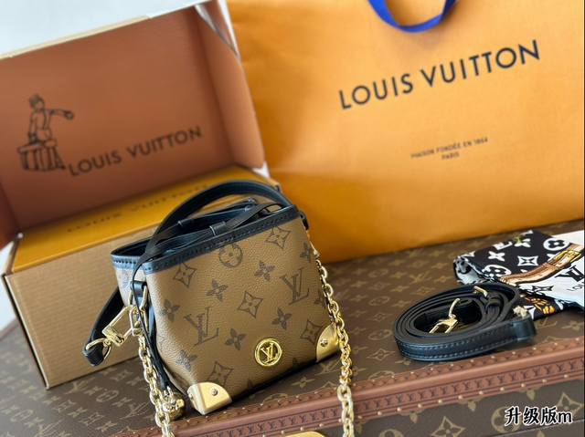 全套包装 终于拿到了lv23秀款noe Purse小巧的方形水桶，真的很好看，当然没有什么实用性啦，装装可爱也就可以啦，不要装东西，装进去会瞬间掉出去的，哈哈哈