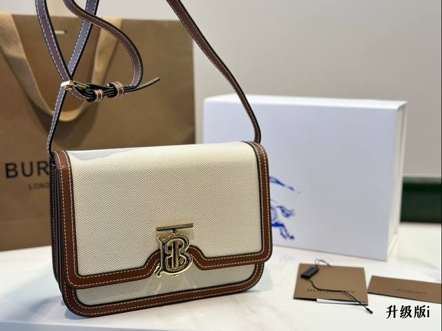 折叠盒 秋天的第一只包包 配风衣应该很好看 Burberry的帆布拼皮豆腐包 想着秋天和风衣搭配应该很不错 开始期待了。尺寸21*13Cm