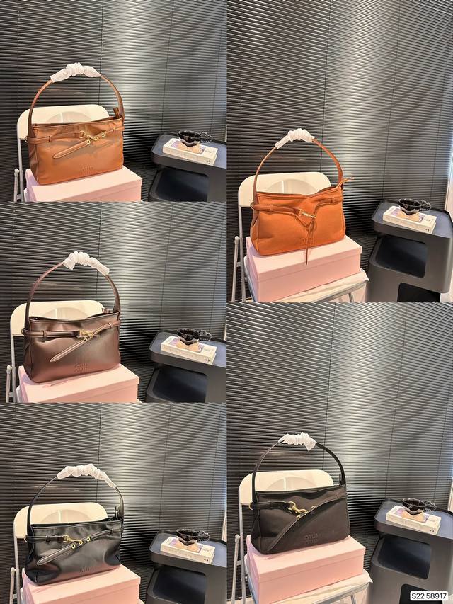 缪缪腋下 近期的好物推荐,最近超爱这个包包,托特包真的超能 装,出门拍摄能装好多小东西,随意慵懒的赶脚很戳 我尺寸:36 22 货号58917 缪缪腋下 近期的好物推荐,最近超爱这个包包,托特包真的超能 装,出门拍摄能装好多小东西,随意慵懒的赶脚很戳 我尺寸:36 22 货号58917