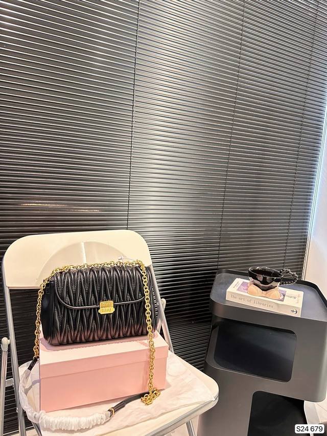 配盒子 缪缪法棍链条包 Miu Miu女孩必备时髦包 新款腋法棍包 配盒子 缪缪法棍链条包 Miu Miu女孩必备时髦包 新款腋法棍包