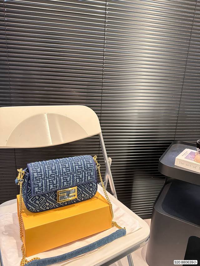 小号 配折叠盒子 芬迪新款系列法棍 背在腋下的fendi法棍包复古气息满满，小巧精致不会有邋遢感，各种材质任你挑选，好看时髦同时又拥有着实用的超大内容量，绝对是