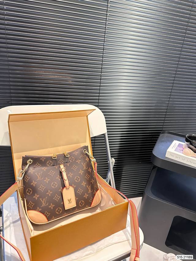 配折叠盒子 Lv 牛角包中古款牛角包定制版，单肩斜挎都无敌好看百搭！超级时髦 给你想不到的惊艳尺寸：27 20 货号21189