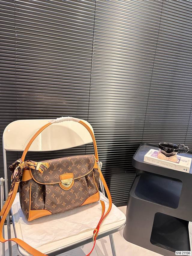 配折叠盒子 Lv 新款中古腋下包，Lv路易威登 原版面料 路易威登旗下尤其具标志性意义的包袋系列 手袋进行了别具一格的诠释，展现vernis皮革的全新魅力。尺寸