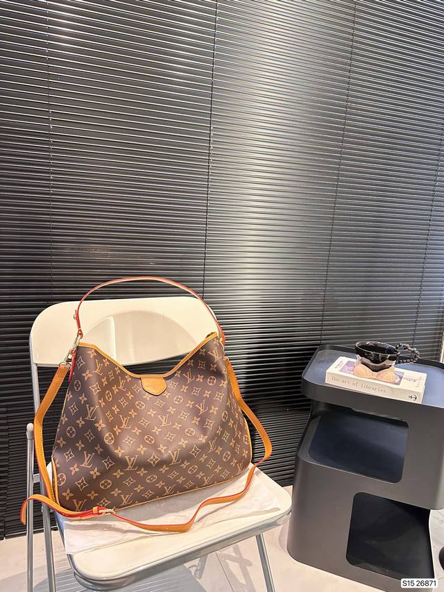 配折叠盒子 Lv托特百搭实用 可甜可盐 又酷又飒。逛街通勤，完全是可以驾驭的吖。 巨大袋身干净的外部线条 尺寸：44 31 货号26871